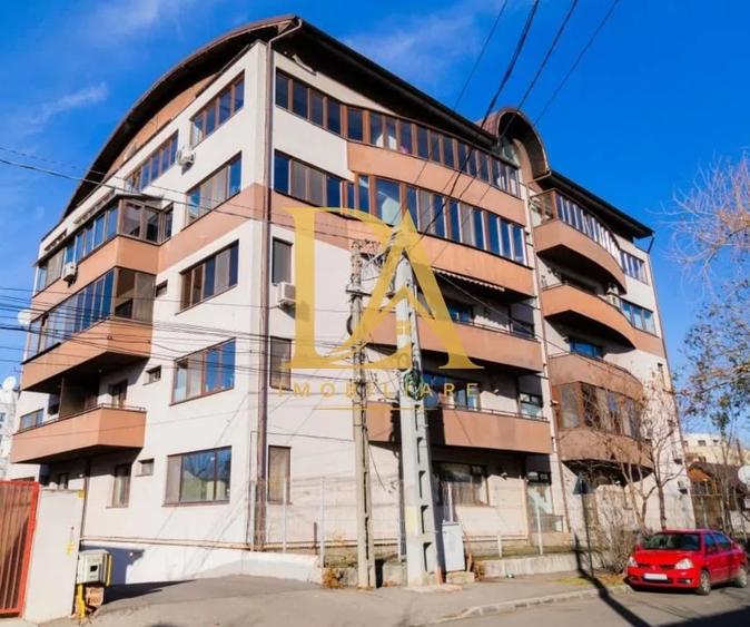 Apartament cu 3 camere semidecomandat în Străulești