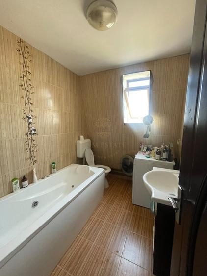 Apartament cu 3 camere decomandat, mobilat în Titan