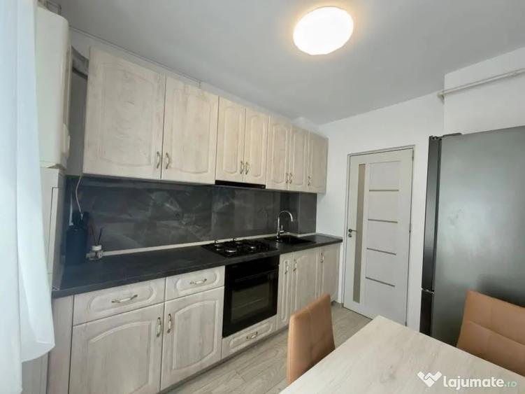 Apartament cu 3 camere semidecomandat în Central