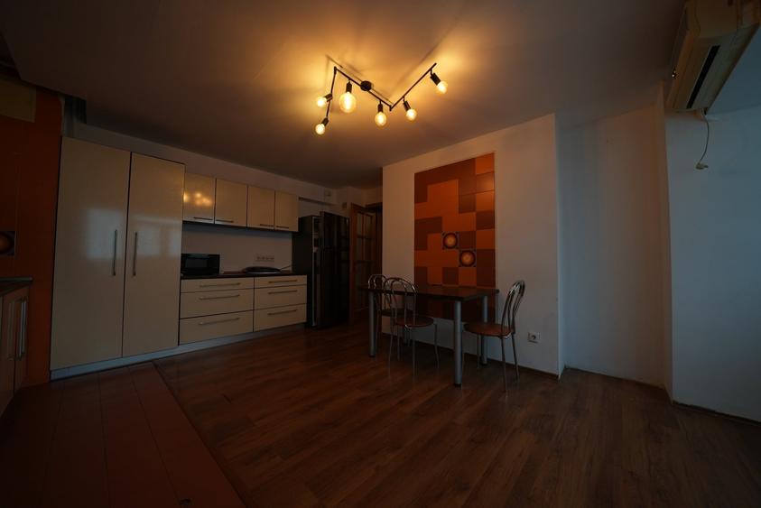 Apartament cu 4 camere decomandat, mobilat în Victoriei