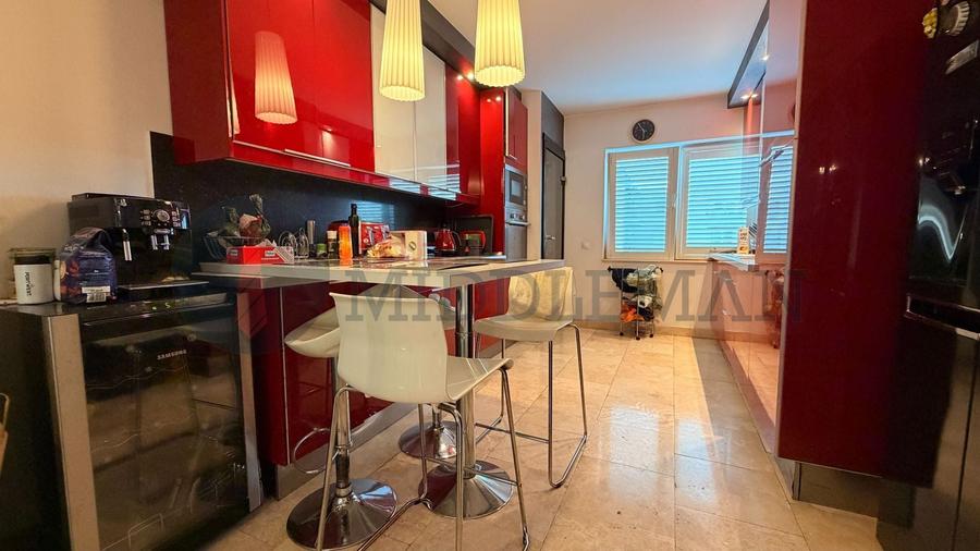 Apartament cu 5 camere decomandat, mobilat în Băneasa