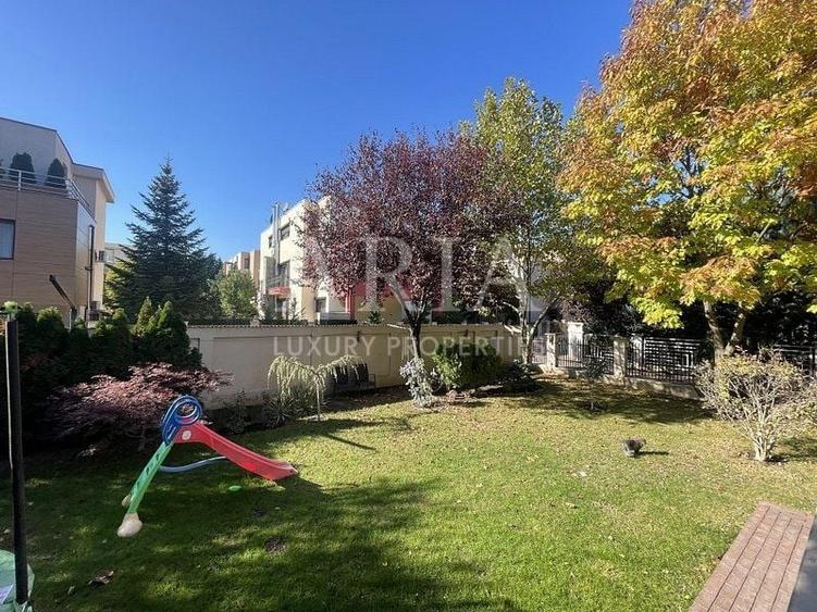 Casă individuală cu 11 camere cu Canalizare în Iancu Nicolae