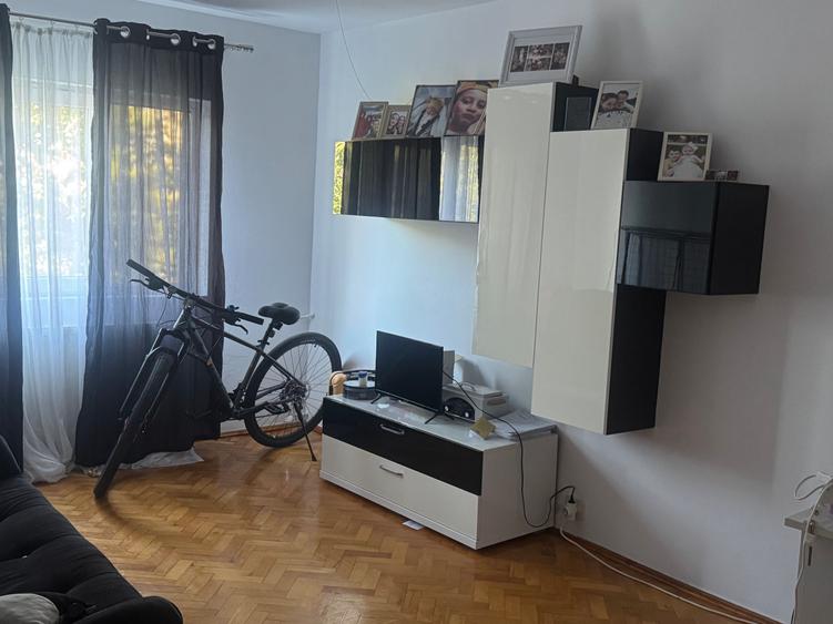 Apartament cu 3 camere decomandat în Lipovei