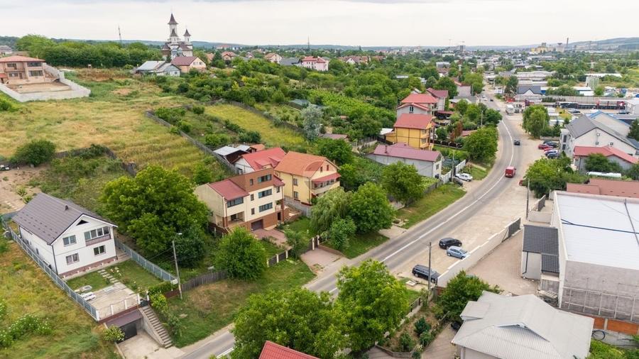 Casă individuală cu 7 camere cu Teren 1371 Mp în Nord-Est