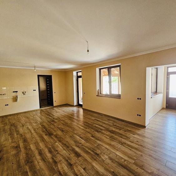 Casă individuală cu 4 camere cu Canalizare în Sântion