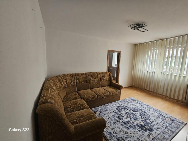 Apartament cu 3 camere semidecomandat în Vest