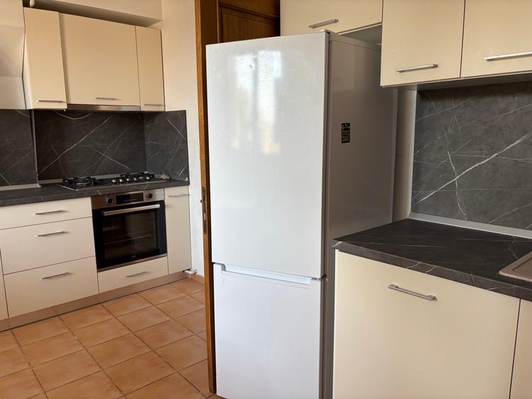 Apartament cu 3 camere decomandat, mobilat în Magheru
