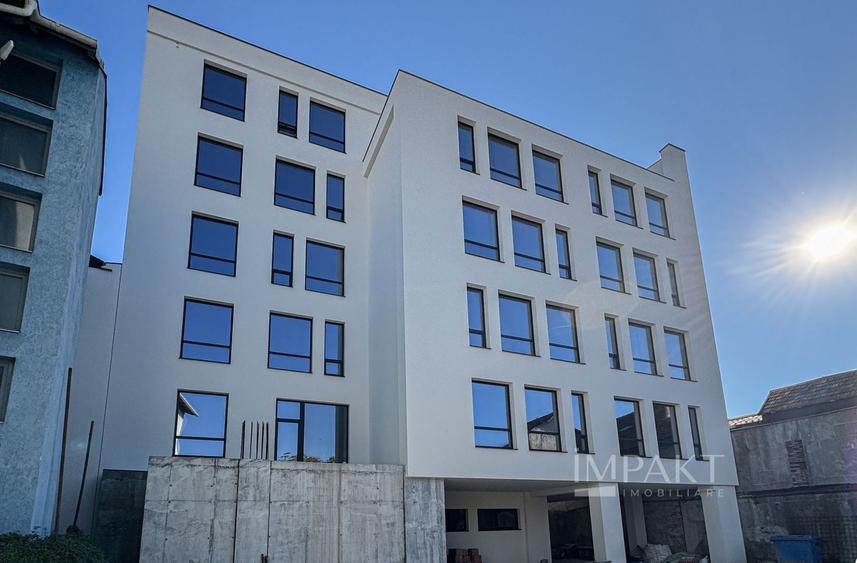 Birou, de 1,600 mp, în Central