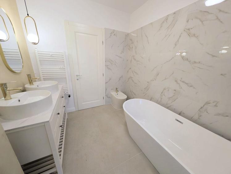 Apartament cu 3 camere semidecomandat, mobilat în Zorilor