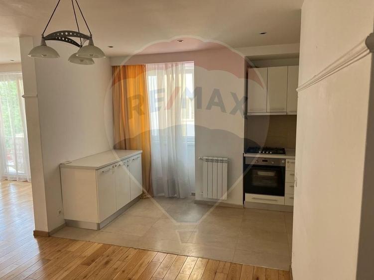 Apartament cu 3 camere semidecomandat, mobilat în Nordului