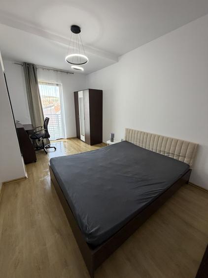 Apartament cu 3 camere semidecomandat, mobilat în Gară