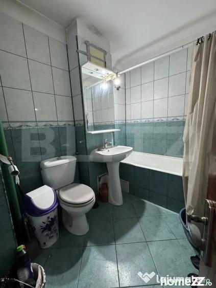 Apartament cu 4 camere decomandat în Rovine