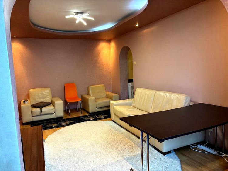 Apartament cu 3 camere semidecomandat, mobilat în Podu Roș