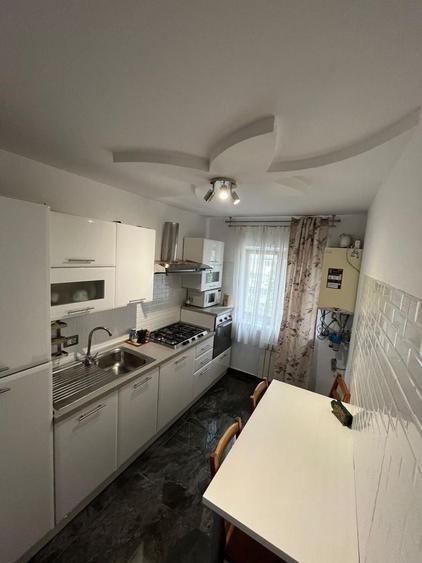 Apartament cu 3 camere decomandat în Obor