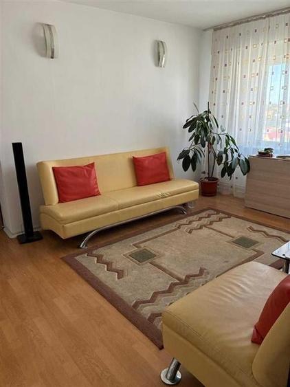 Apartament cu 3 camere semidecomandat în Mircea cel Bătrân