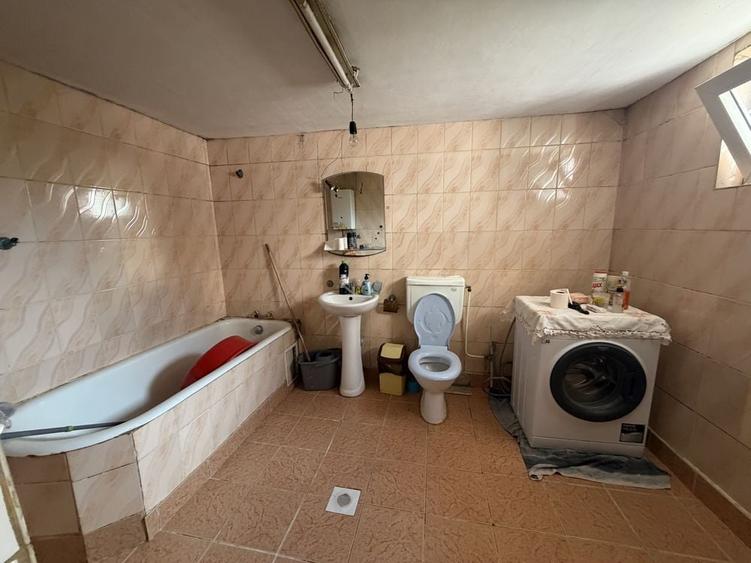 Casă cu 4 camere în Oinacu