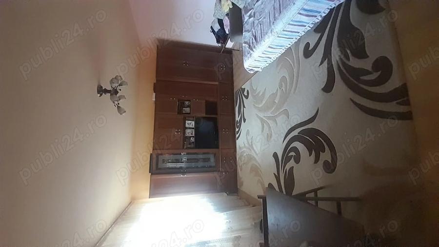 Casă cu 6 camere în Rovine