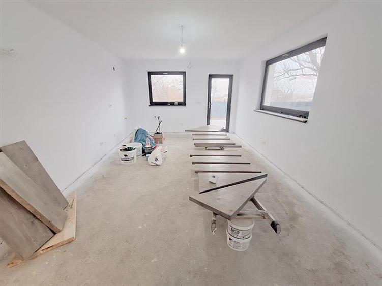 Casă individuală cu 5 camere cu Teren 550 Mp în 9 Mai