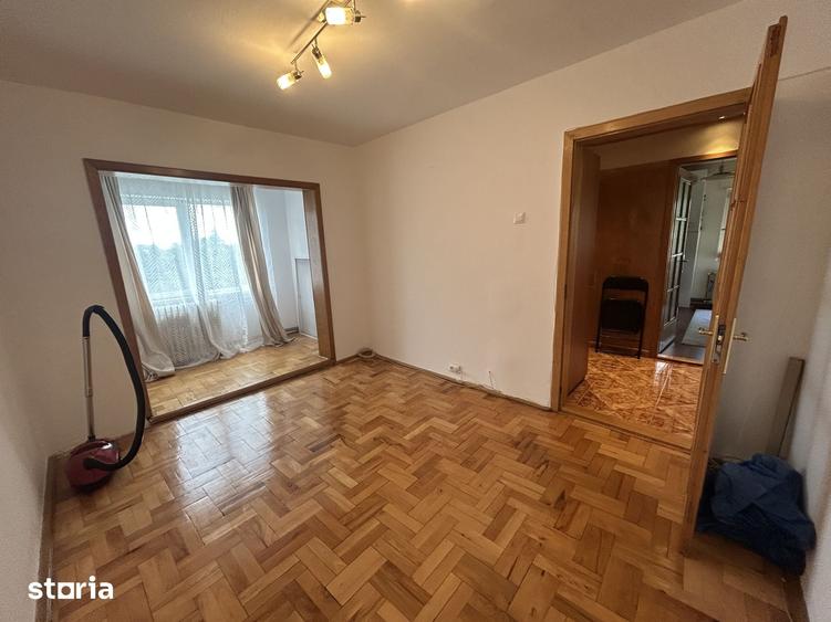 Apartament cu 3 camere decomandat în Girocului