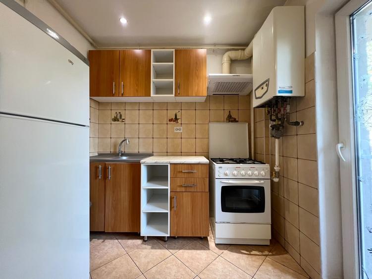 Apartament cu 3 camere decomandat, mobilat în Lunei