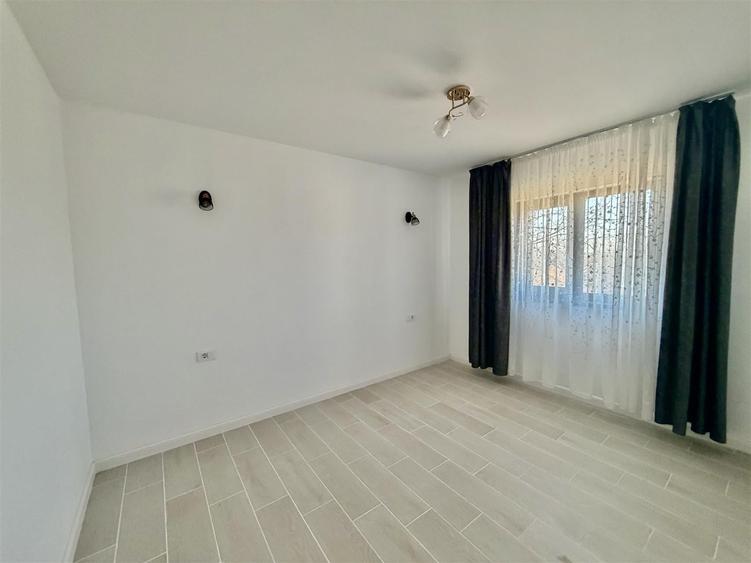 Casă cu 4 camere decomandat cu Teren 500 Mp în Bârnova