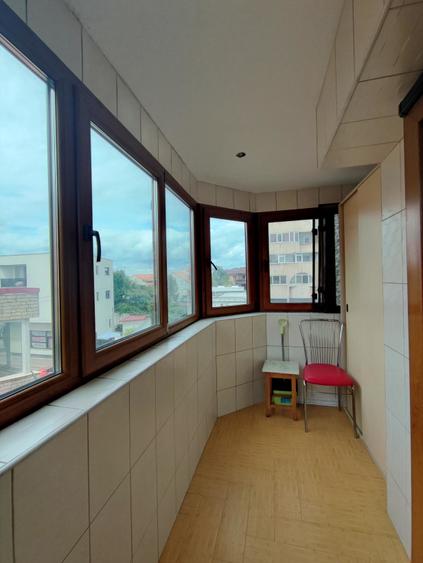 Apartament cu 4 camere decomandat, mobilat în Trocadero