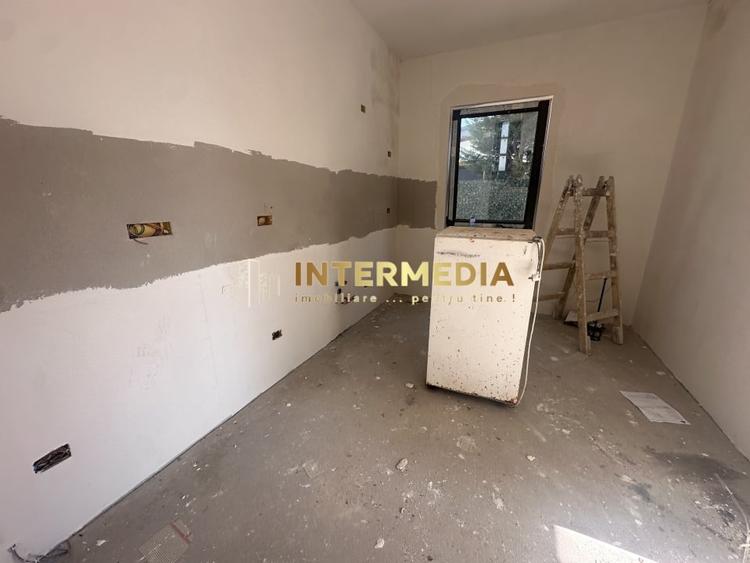 Casă individuală cu 4 camere cu Canalizare în Cetate