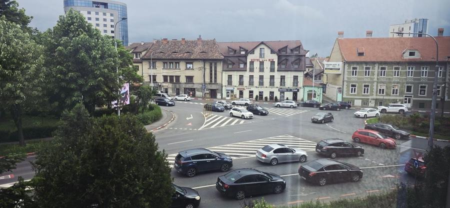 Apartament cu 3 camere semidecomandat, mobilat în Calea Dumbrăvii