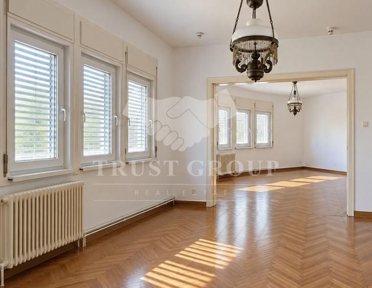 Apartament cu 5 camere semidecomandat în Matei Voievod