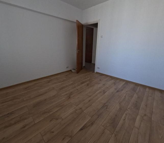 Apartament cu 3 camere decomandat în Morarilor