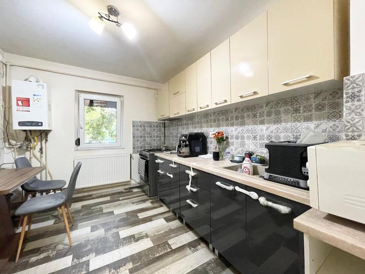 Apartament cu 3 camere decomandat, mobilat în Soarelui