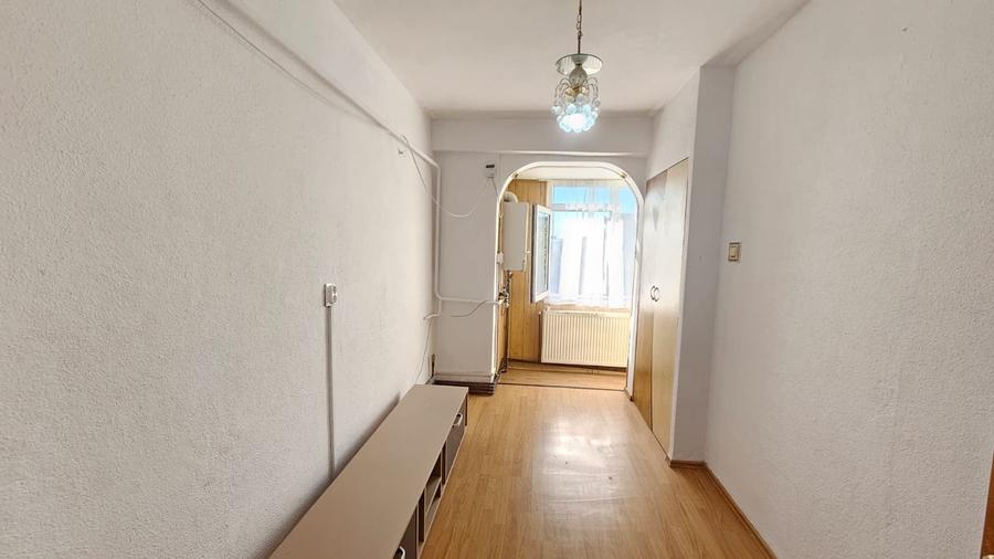 Apartament cu 3 camere decomandat în Micro 13