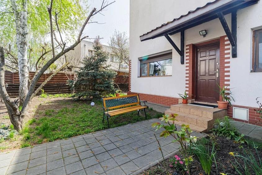 Casă cu 4 camere cu Teren 186 Mp în 1 Decembrie