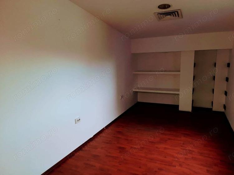 Spațiu comercial, de 18 mp, în Sântuhalm
