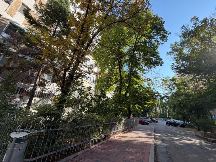 Apartament cu 3 camere semidecomandat în Titan