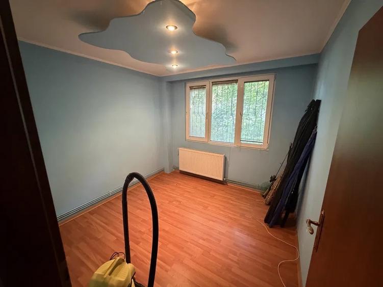 Apartament cu 3 camere semidecomandat în Drumul Taberei