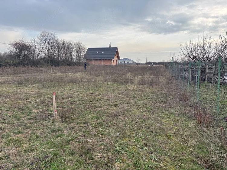 Teren de 613 mp, în Parța