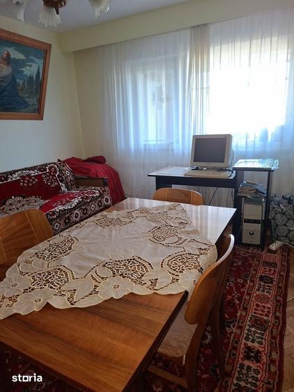 Apartament cu 4 camere decomandat în Rovine