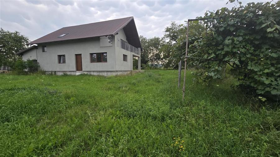 Casă cu 5 camere cu Teren 1483 Mp în Mitocu Dragomirnei