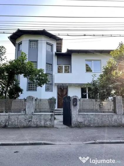 Casă cu 5 camere cu Teren 22 Mp în Central