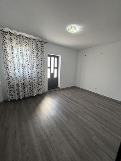 Casă cu 4 camere cu Teren 250 Mp în Central