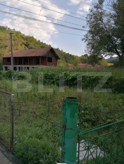 Casă cu 2 camere cu Teren 2656 Mp în Boz