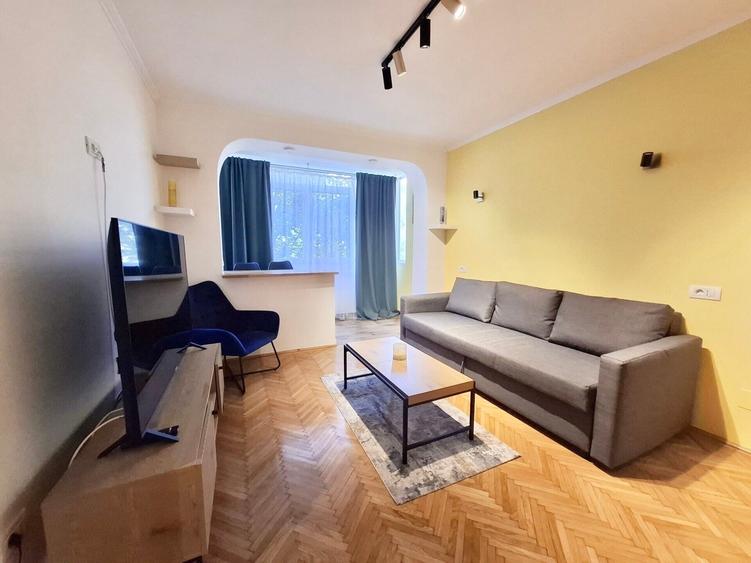 Apartament cu 2 camere semidecomandat, mobilat în Pajura