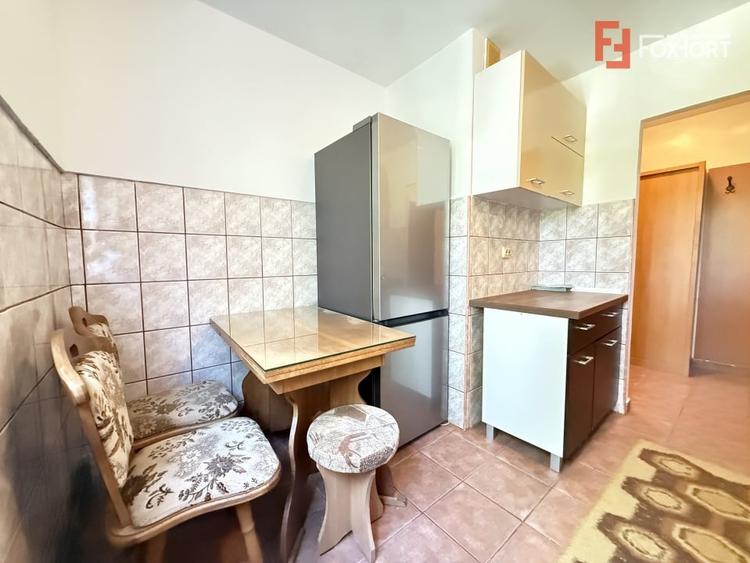 Apartament cu 3 camere semidecomandat, mobilat în Dacia