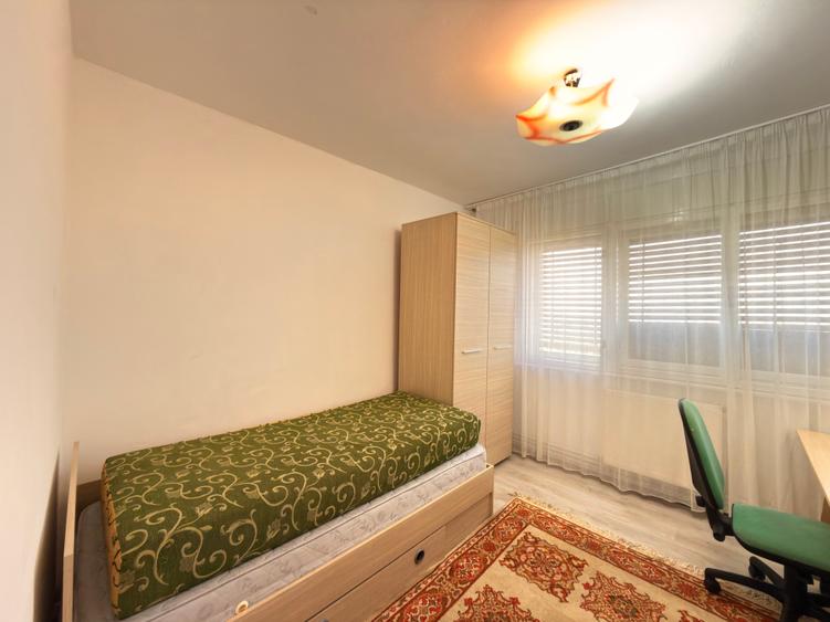 Apartament cu 3 camere semidecomandat în Complex Studențesc