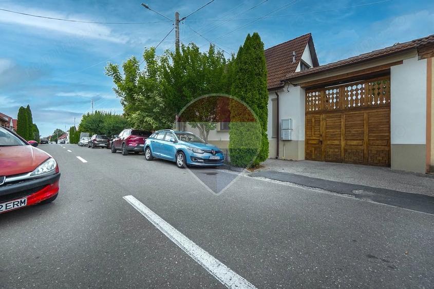 Casă cu 9 camere cu Teren 450 Mp în Cristian