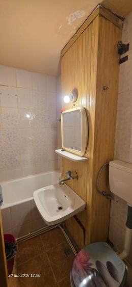 De vanzare apartament cu 3 camere etaj 1 - 8