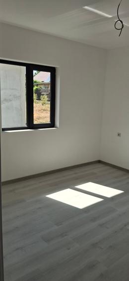 Casă individuală cu 4 camere cu Teren 270 Mp în Est