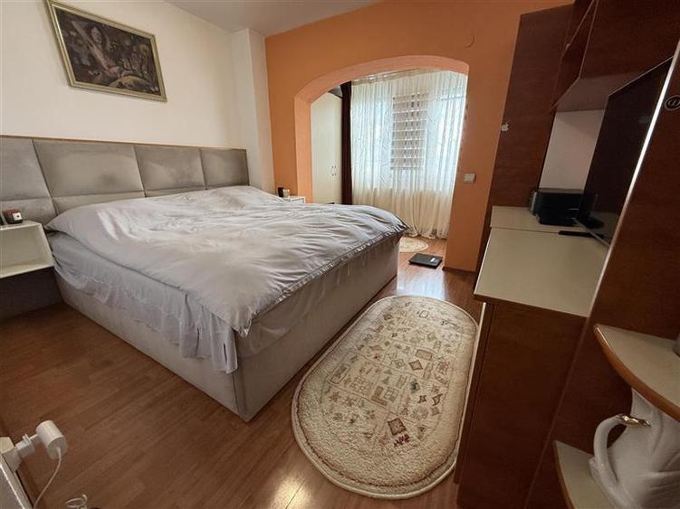 Apartament cu 4 camere decomandat, mobilat în Alexandru cel Bun