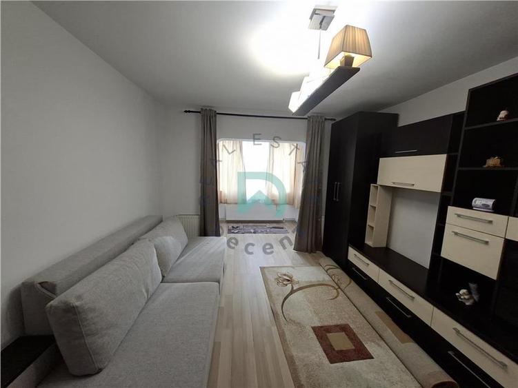 Apartament cu 3 camere semidecomandat în Tractorul